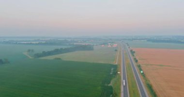 Güzel manzara çayırı sisi, sabah sisli gün doğumu.