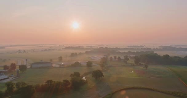 Vista aérea com bela paisagem nebulosa do nascer do sol manhã nebulosa no prado cênico — Vídeo de Stock