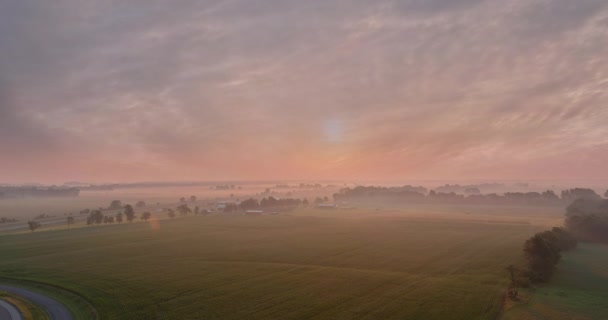 Vista aérea con hermoso amanecer brumoso paisaje nebulosa mañana en prado escénico — Vídeos de Stock