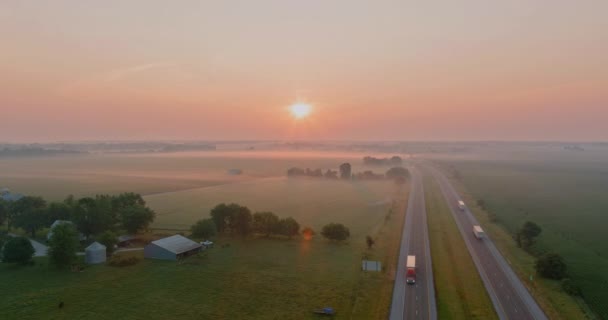 Niebla mágica de la mañana de verano sobre el campo en el campo — Vídeos de Stock