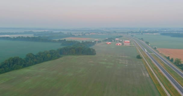 Widok na pola produkcji rolnej w pobliżu małej wsi gospodarstwa rolnego w Illinois USA — Wideo stockowe