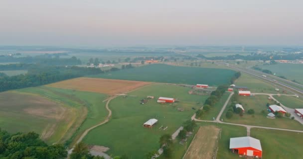 Vista panorâmica com belo prado de paisagem da aldeia neblina no início da manhã amanhecer — Vídeo de Stock