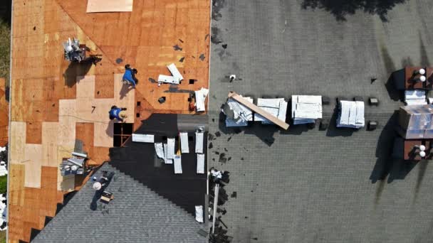Eski çatının kaldırılması ve yeni çatı kiremitinin değiştirilmesi ev çatısı inşaatı sahasında yeni malzemeler — Stok video