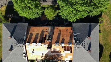 Eski çatının kaldırılması ve yeni çatı kiremitinin değiştirilmesi ev çatısı inşaatı sahasında yeni malzemeler