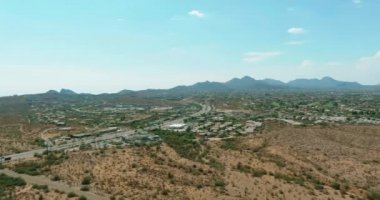 Arizona 'da, Fountain Hills' te, dağ çölü yakınlarında bir yerleşim bölgesi olan tek kişilik aile evlerinin hava görüntüsü.