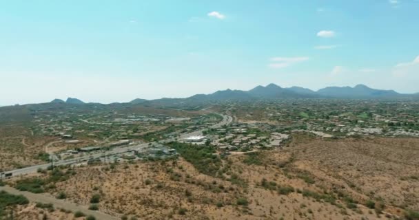 Letecký pohled na rodinné domy, rezidenční čtvrť ve Fountain Hills, Arizona USA poblíž horské pouště — Stock video