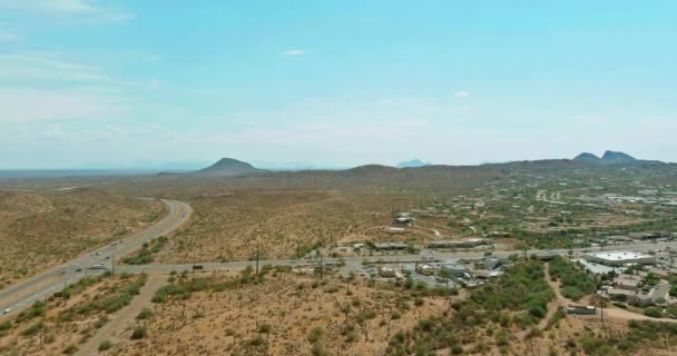 Letecký pohled panorama maloměstské rezidenční čtvrti Fountain Hills v blízkosti horské pouště v Arizoně — Stock video