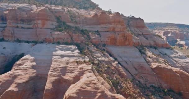 Cestovní scéna aktivit v kaňonu Arizona USA s horským orientačním bodem. — Stock video