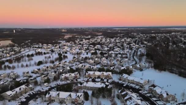 Vista aerea tetti innevati di cottage insediamento casa a schiera in inverno — Video Stock