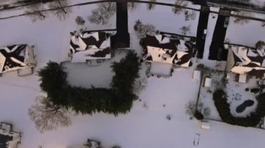 Karlı bir günün ardından kış boyunca karla kaplı küçük yerleşim yerlerinin hava manzarası.