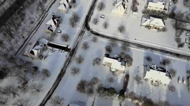 冬のコテージタウンハウス決済の空中ビュー雪屋根付きの屋根 — ストック動画
