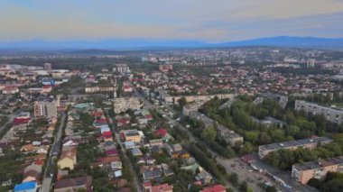 Uzhgorod şehir manzarası, evleri, çatıları, ağaç evleri, Zakarpattya Ukrayna 'da hava aracı manzaralı.