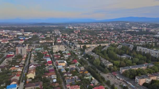 ザカルパティアで空中ドローンビューで木の家と家の屋根の近所とウジモルド市の風景ウクライナ — ストック動画