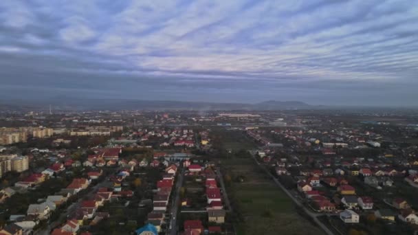 Uzhhorod市の秋の住宅街の美しい日の出のドローン航空ビュー｜Zakarpattya — ストック動画
