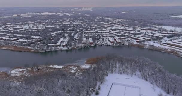 Karlı bir günde, küçük bir kasabadaki yerleşim yerlerinin hava manzarası. — Stok video