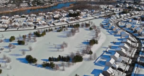 Panorámás kilátás hó borította téli város magasságban tetők kisváros lakóház negyed — Stock videók