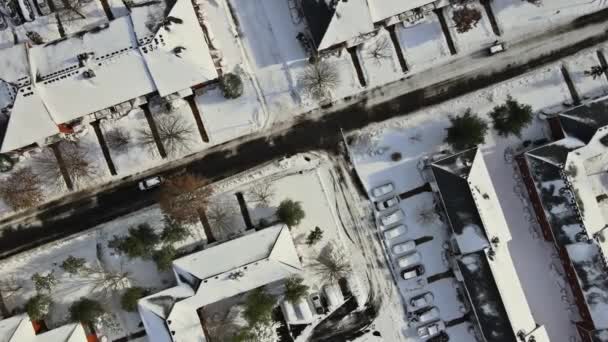 Desenvolvimento de habitação vista aérea suburbana em uma cidade coberta de neve bela casa campo — Vídeo de Stock