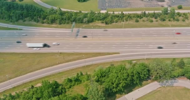 Highway US interstate 70 through the Scioto Woods, Columbus, Ohio USA of aerial view — Stock Video