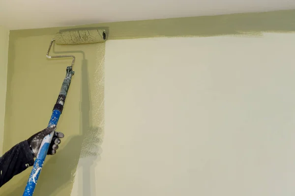 Pintura Del Trabajador Pared Superficie Por Pared Del Apartamento Pintura — Foto de Stock