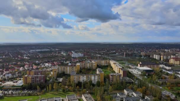 Uzhgorod şehri Zakarpattya 'daki yerleşim alanının üzerinde uçuyor — Stok video