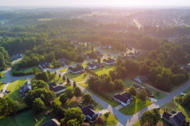 Kaynayan Springs kasabasındaki hava manzarası küçük bir kasabanın yerleşim yerlerinin çatıları Güney Carolina 'daki evler manzarası.