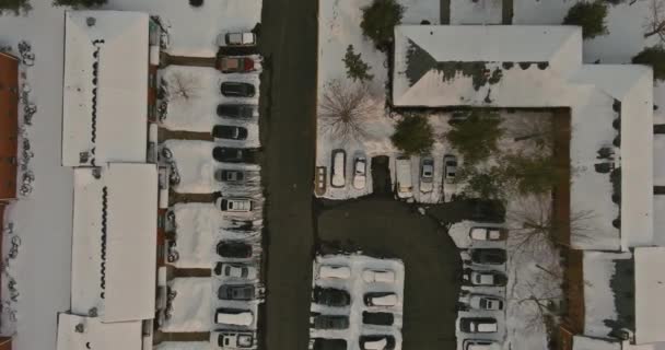 Avlu manzaralı iskan binası kışın küçük bir kasabanın sokaklarını karla kapladı. — Stok video