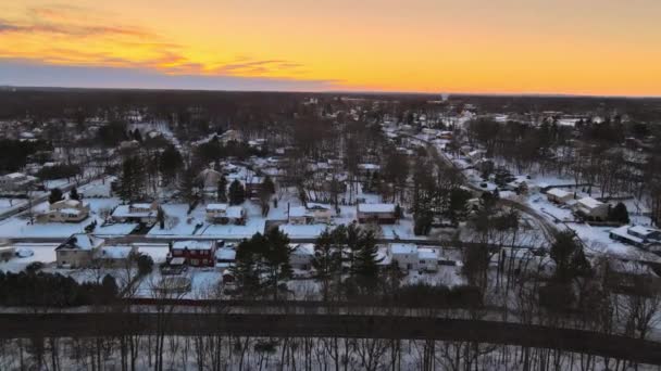 Vista panoramica città invernale innevata con tetti ad altezza piccola città di casa del quartiere residenziale — Video Stock