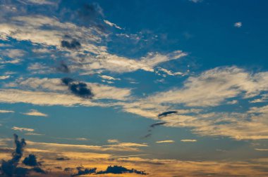 Gün batımında inanılmaz pembe gökyüzü... Cennetin güzel doğal manzarası... Gün batımının geç saatlerinde...