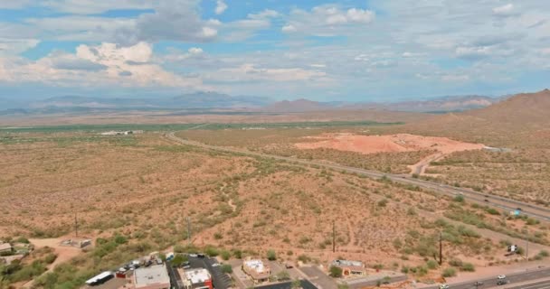 Panorama la vista aérea de una pequeña ciudad de Fountain Hills cerca del desierto de montaña de desarrollo residencial suburbano en Arizona — Vídeos de Stock