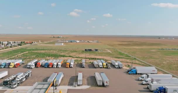 Aerial view of rest area for heavy trucks with restaurant and large car park — Stock Video