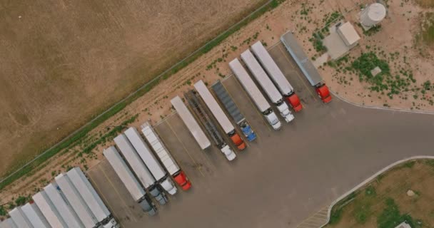 Vista aérea de la estación de transporte con parada de camiones cerca de la carretera interestatal — Vídeos de Stock