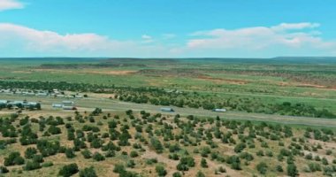 Arizona çölünde, eyaletler arası otobanın yakınındaki dinlenme yerinde yatay panorama kamyonları duruyor.