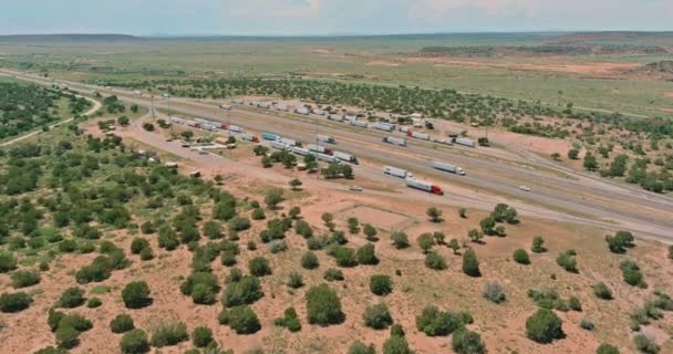 Vista horizontal aérea panorámica de la parada de camiones de área de descanso en el aparcamiento interestatal interminable carretera en el desierto de Arizona — Vídeo de stock