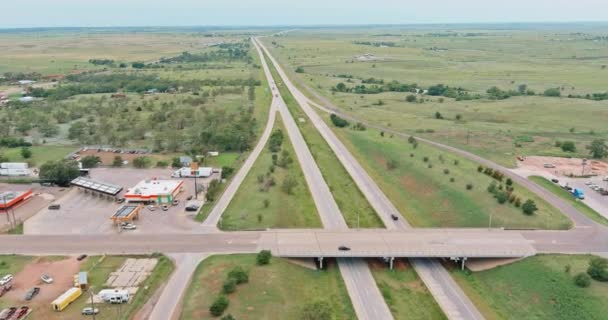 Luchtfoto Texas Interstate 40 snelweg in de buurt van rustplaats — Stockvideo