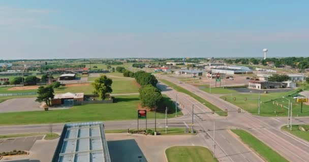 Погляд на маленьке містечко Клінтон на автострадах (США) Rte 66 interchange of Oklahoma USA — стокове відео
