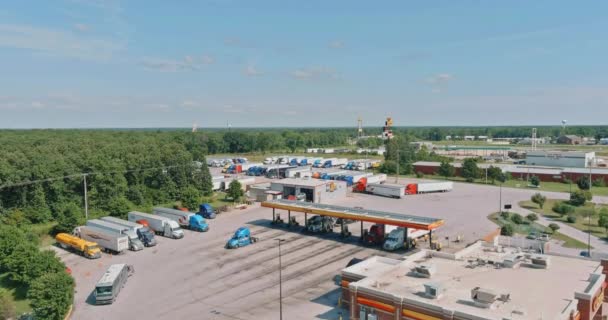 Vervoer, tankstation met vrachtwagen bij tankstation truckstop. — Stockvideo
