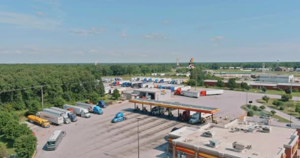 Trasporti, stazione di servizio con camion alla stazione di servizio fermata camion. — Video Stock