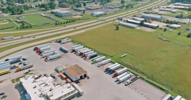 Rastplatz mit verschiedenen LKW-Typen auf einem überfüllten Parkplatz in der Nähe der Autobahn. — Stockvideo