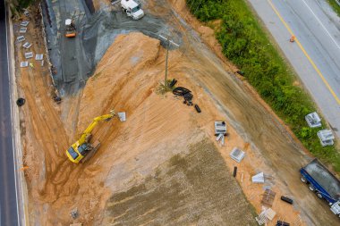ABD 'deki otoyolun yeniden inşasına katılan karayolu kavşağı işçilerinin hava manzaralı inşaatı