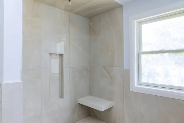现代设计的浴室内部在新房子的淋浴间里开着 — 图库照片