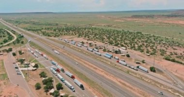 Arizona çölündeki otoban otoparkındaki kamyon durağının uçsuz bucaksız manzarası.