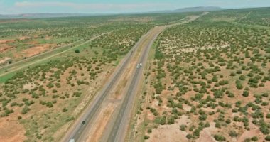 New Mexico 'da bir otoyol. Amerikan topraklarının çöl manzarası boyunca.