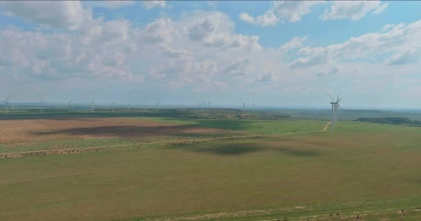 Farma wiatrowa z widokiem z powietrza w zachodnim Teksasie — Wideo stockowe