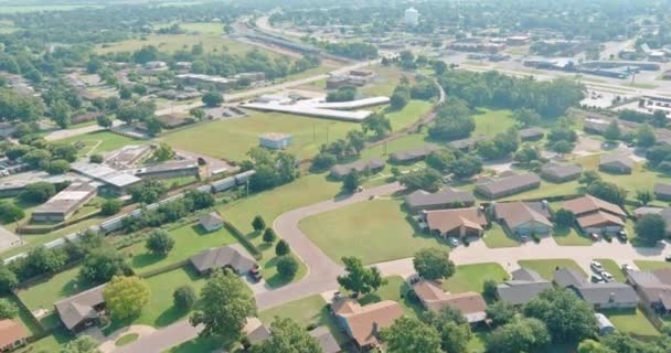 Letecký pohled panorama malého města Clinton rezidenční čtvrti na předměstském rozvoji s Oklahoma US — Stock video