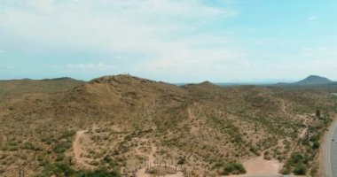 Panorama Arizona 'daki doğa dağları çöl manzarasına bakıyor.