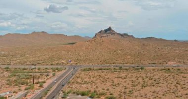 Arizona 'da manzaralı bir otoyolun yakınındaki çöl manzarasında kaktüslü havadan izlenen kanyon.