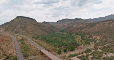 Arizona, ABD 'deki çöl vadisi dağlarının kaktüs manzaralı vahşi batı manzarası.