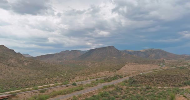 Panorama vista cañón con cactus un paisaje desierto de montaña cerca de una carretera panorámica en el Arizona Estados Unidos — Vídeo de stock