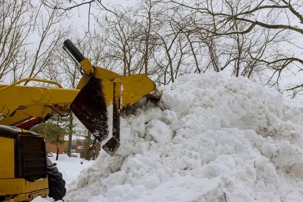 Трактор Удаления Снега Убирается Дороге После Сильного Снегопада — стоковое фото