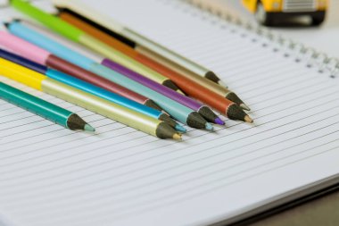 Okulda okumak için kırtasiyeye geri dönmek ders kitabına dayanır, yaratıcılık için malzemeye.